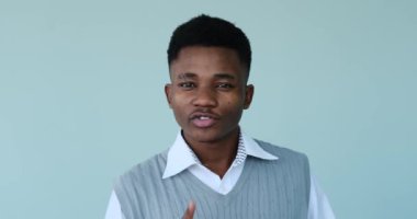 Afrikalı Amerikalı adam dudaklarında parmaklarıyla hareket ediyor.