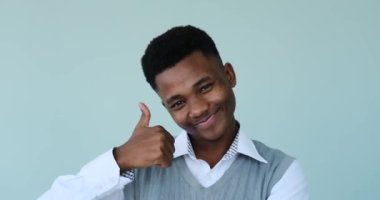 Adam işaret ediyor ve işaret ediyor.