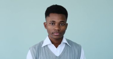 Üzgün Afrikalı Amerikalı adamın yüzü