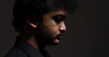 Kafasını sallayarak hayır diyen adamın yan görünüşü