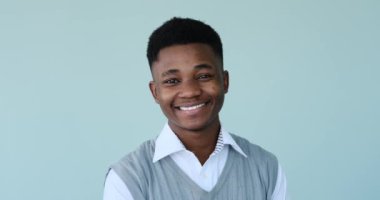 Neşeli Afrikalı Amerikalı adam dans ediyor