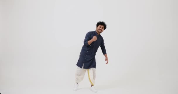勝利を祝う伝統的な服で陽気なインド人男性 — ストック動画