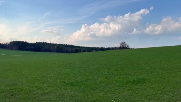 Scenic view of rural landscape and sky — Stockvideo