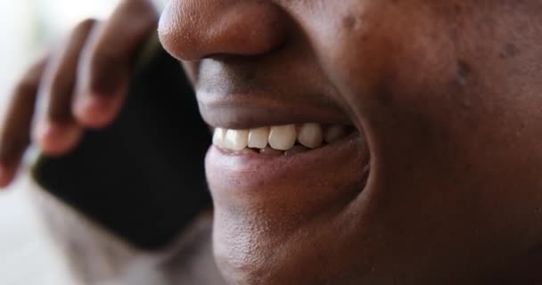 Afrika Amerika laki-laki berbicara pada ponsel — Stok Video