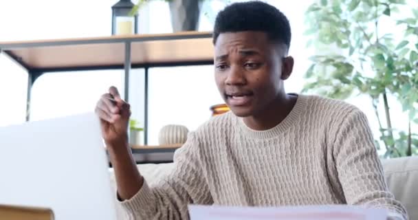 African American man βίντεο κουβεντιάζοντας χρησιμοποιώντας φορητό υπολογιστή — Αρχείο Βίντεο