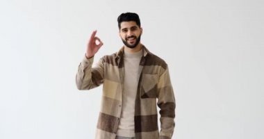 Adam iyi bir el hareketi gösteriyor.