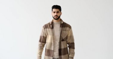 Adam parmağını sallayarak hayır diyor.