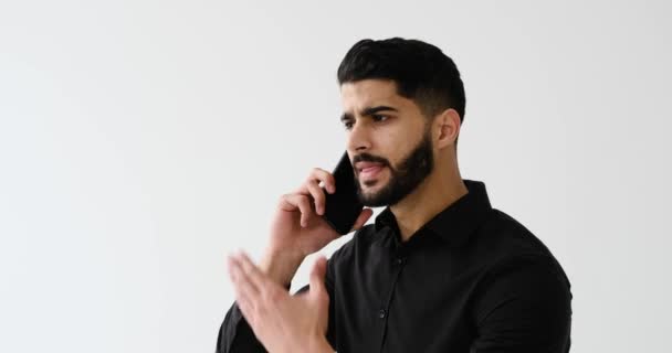 Joven hombre de negocios hablando por teléfono móvil — Vídeo de stock