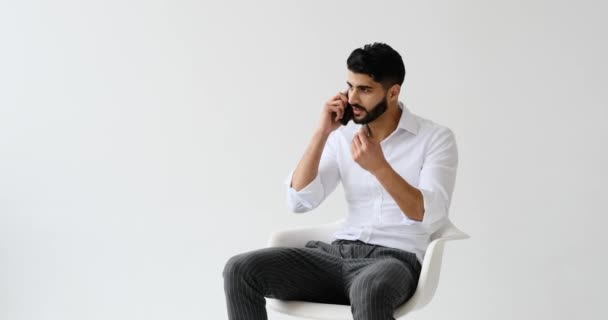 Irritado homem falando no telefone celular gerenciar problemas de trabalho — Vídeo de Stock