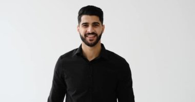 Genç adam gülümsüyor ve çiçek veriyor.