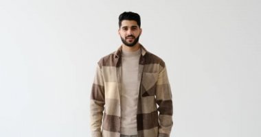 Elleriyle aşk işareti gösteren bir adam 