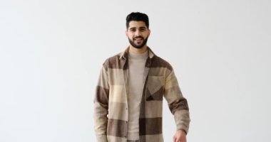 Mutlu adam işaret veriyor.