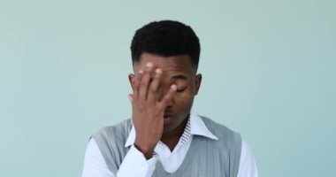 Kafasını sallayan endişeli bir adam