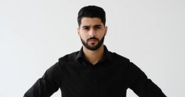 ciddi genç adam silah ile geçti