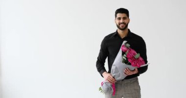 çiçek buketi tutan genç adam