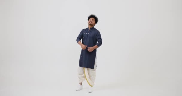 Índio homem no tradicional roupas dando polegares até gesto com ambas as mãos — Vídeo de Stock