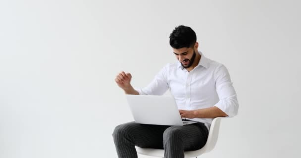 Empresario celebrando el éxito mientras utiliza el ordenador portátil — Vídeo de stock