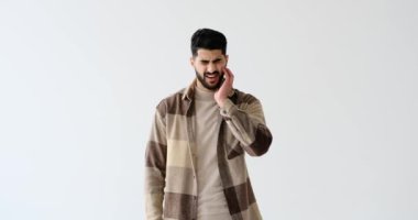 Genç adam diş ağrısı çekiyor.