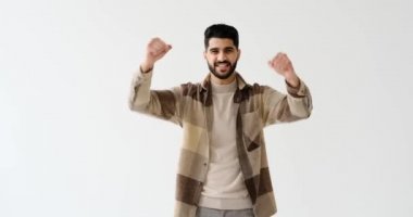 Heyecanlı adam bağırıyor ve başarıyı kutluyor.