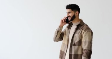 Mobil telefonda konuşurken mutlu bir genç adam