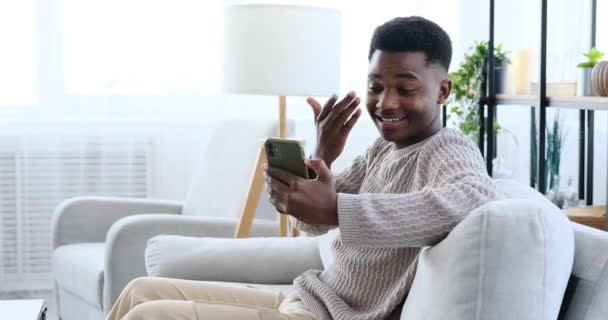 坐在沙发上用手机聊天的非裔美国人视频 — 图库视频影像