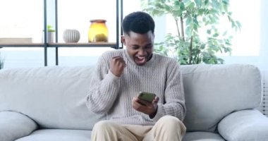 Heyecanlı adam cep telefonu kullanarak kısa mesaj atıyor