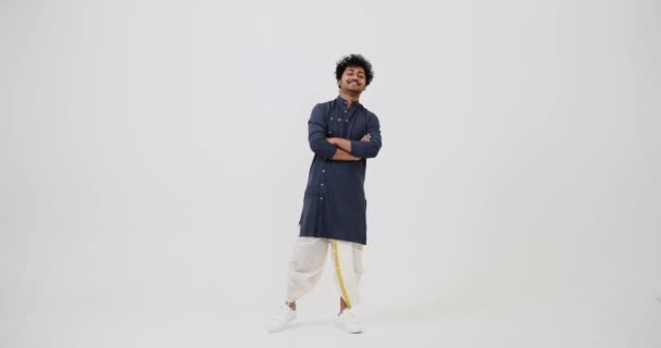Homem indiano em roupas tradicionais com braços cruzados — Vídeo de Stock