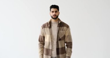 Dur işareti olmadan hayır diyen adam.