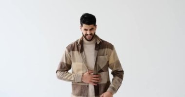 Mide ağrısı çeken bir adam.