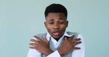 Genç Afrikalı Amerikalı adam soğuktan titriyor.