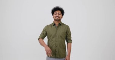 Mutlu genç adam iyi bir el hareketi gösteriyor.