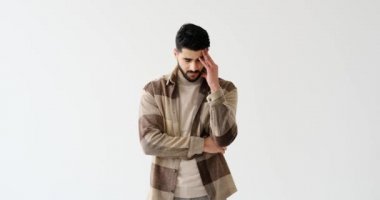 Kafası karışmış adam bir çözüm düşünüyor.