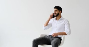 Cep telefonuyla konuşan adam beyaz arka planda