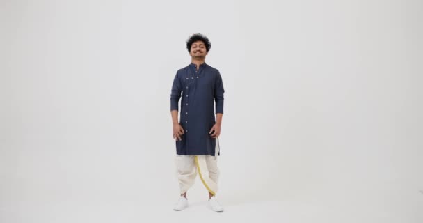 Uomo indiano in abbigliamento tradizionale mostrando gesto ok con la mano — Video Stock