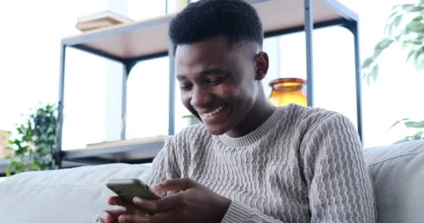 Afro-Amerikaanse man sms 'en met behulp van mobiele telefoon — Stockvideo