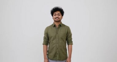 Mutlu adam beyaz arka plan üzerinde v işareti veriyor