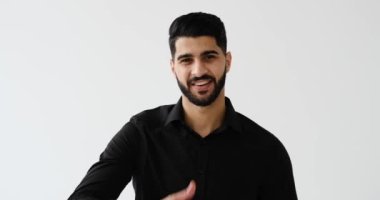 Genç iş adamı beyaz arkaplan üzerinde iyi niyet gösterisi yapıyor.