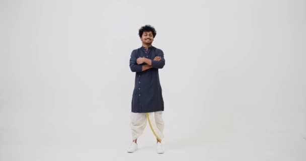 Homem Indiano Feliz Roupas Tradicionais Com Braços Cruzados Sobre Fundo — Vídeo de Stock