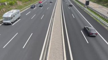 Kırsal alandan geçen arabaların yüksek açılı görüntüsü