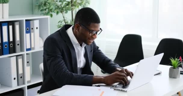 Gestresster Afrikanisch Amerikanischer Geschäftsmann Nach Firmenpleite Mit Laptop Büro Panik — Stockvideo