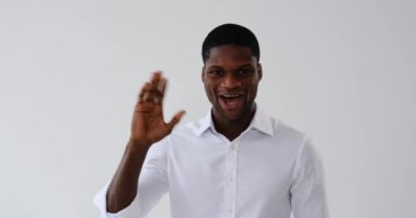Afro-Amerikan iş adamının portresi el sallıyor ve merhaba diyor.