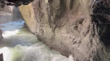 Kaya dağları arasında akan tatlı nehir suyu akıntısı