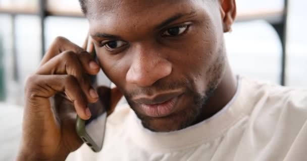 Face African American Man Talking Using Mobile Phone — Video Stock