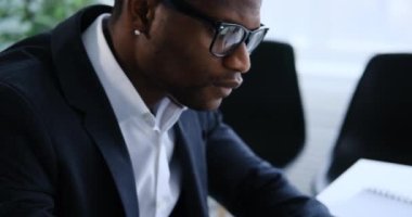 Ofiste dizüstü bilgisayarda çalışan Afrikalı Amerikalı iş adamı