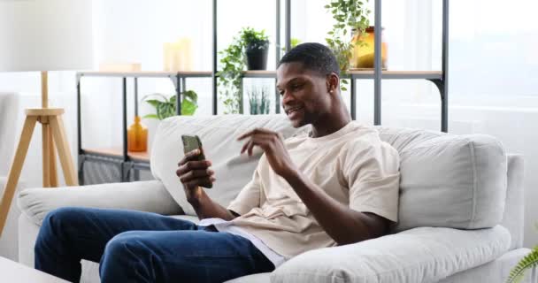 Afričtí Američané Muž Video Chatování Pomocí Mobilního Telefonu Zatímco Sedí — Stock video