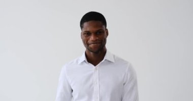 Mutlu Afro-Amerikan iş adamı Ziyaretçilere işaret veriyor.