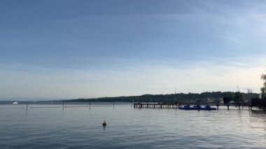 Gün batımında denizde ahşap iskele silueti