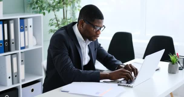 Exzentrischer Afrikanisch Amerikanischer Geschäftsmann Feiert Online Erfolg Mit Laptop — Stockvideo