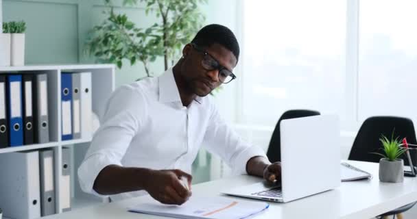 African American Businessman Working Laptop Writing Notes Office — Stockvideo