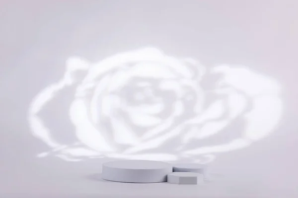 Grauer Hintergrund Mit Rosa Weißer Form Dahinter Für Produktwerbung Hergestellt — Stockfoto